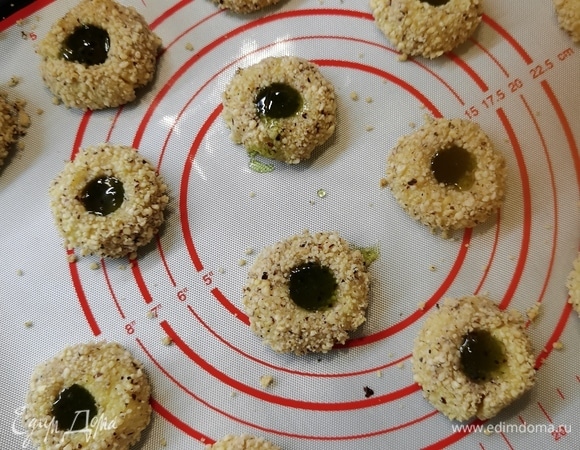 Вынуть печенье из духовки, разложить в углубления джем и поставить в духовку еще на 10 минут.