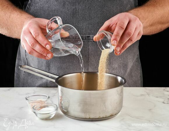 Приготовьте тесто для булочек. Разведите дрожжи в теплой воде. Добавьте соль и сахар.