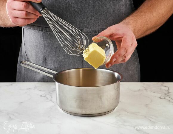 Добавьте размягченное сливочное масло. Перемешайте.