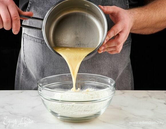 Влейте в муку разведенные дрожжи. Замесите пластичное тесто, накройте и оставьте на один час.