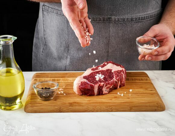 Стейк «Чак Ролл» ТМ «Стейковка» смажьте оливковым маслом, посолите, поперчите.