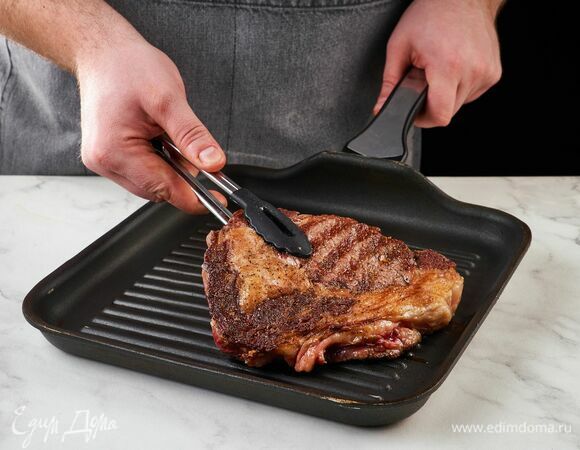 На раскаленной сковороде обжаривайте стейк около 7 минут с каждой стороны, переворачивая каждые 2 минуты. 