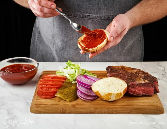 Готовые булочки разрежьте пополам, смажьте соусом.