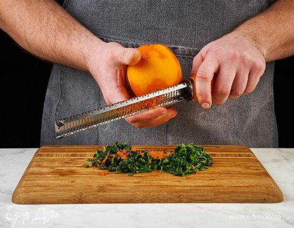 Приготовьте гремолату. Петрушку и базилик мелко порубите, натрите цедру апельсина.