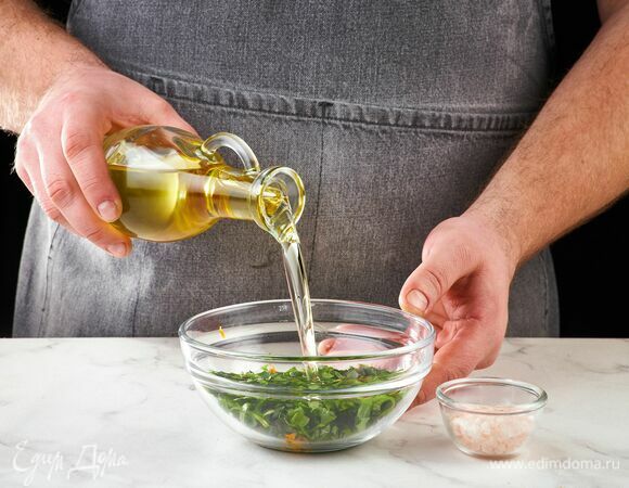 Выложите все в небольшую миску. Добавьте оливковое масло и посолите. Количество масла регулируйте по своему вкусу. Перемешайте. Соус готов.