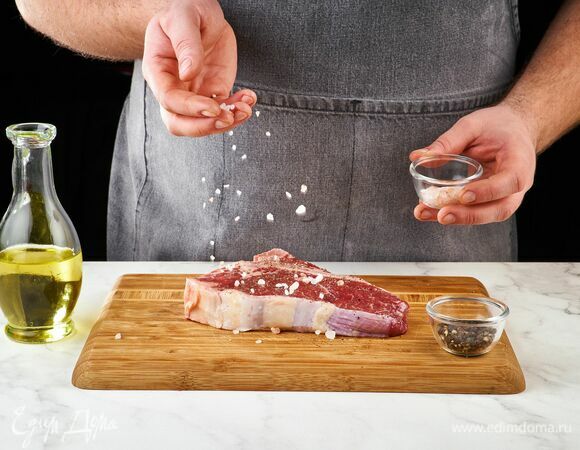 Стейк «Ти Бон» ТМ «Стейковка» посолите, поперчите, смажьте оливковым маслом.