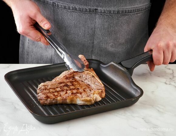 Обжаривайте стейк на сковороде-гриль по 2 минуты с каждой стороны. Затем поместите мясо в духовку и запейкайте еще 8–10 минут при 200°C. 