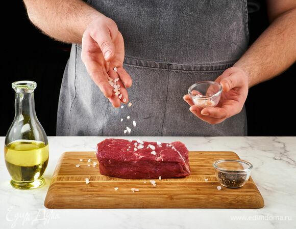 Ростбиф ТМ «Стейковка» посолите, поперчите и сбрызните оливковым маслом.