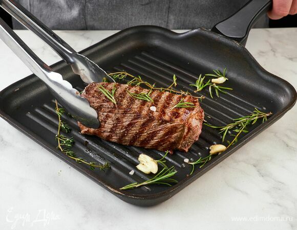 Обжарьте ростбиф до румяной корочки. По желанию можно положить в сковороду тимьян, розмарин и чеснок.<br />
При необходимости поставьте ростбиф на 8–10 минут в духовку.<br />
Дайте мясу отдохнуть.