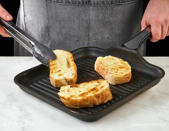 Подсушите хлеб на сковороде.