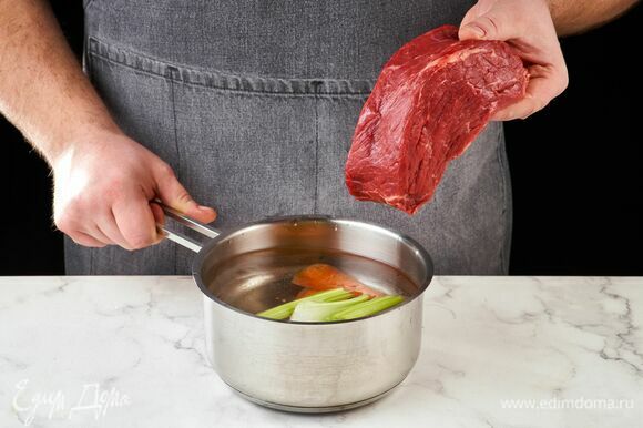 Затем положите в воду ростбиф ТМ «Стейковка». Доведите до кипения и отключите нагрев. Мясо должно полностью остыть в воде.