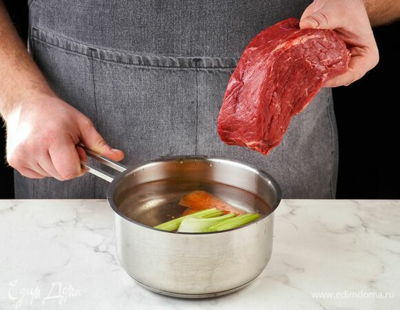 Затем положите в воду ростбиф ТМ «Стейковка». Доведите до кипения и отключите нагрев. Мясо должно полностью остыть в воде.