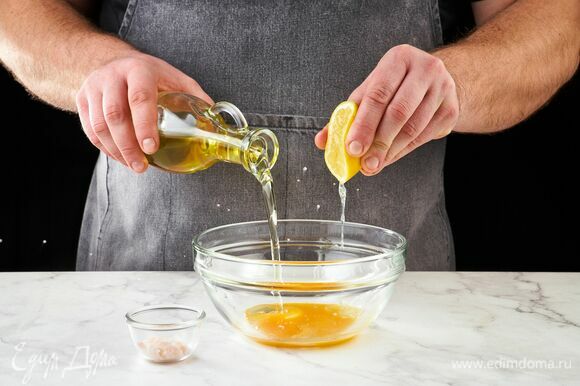 Приготовьте соус. В глубокой емкости соедините яичный желток, лимонный сок и растительное масло. Перемешайте венчиком.