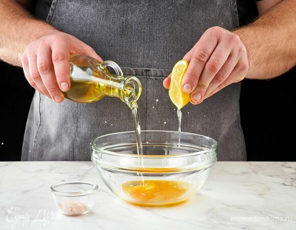 Приготовьте соус. В глубокой емкости соедините яичный желток, лимонный сок и растительное масло. Перемешайте венчиком.
