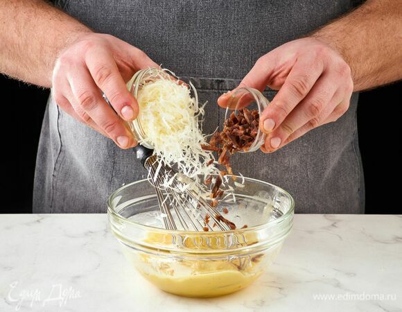 Добавьте горчицу, тертый пармезан и рубленые анчоусы. Перемешайте.