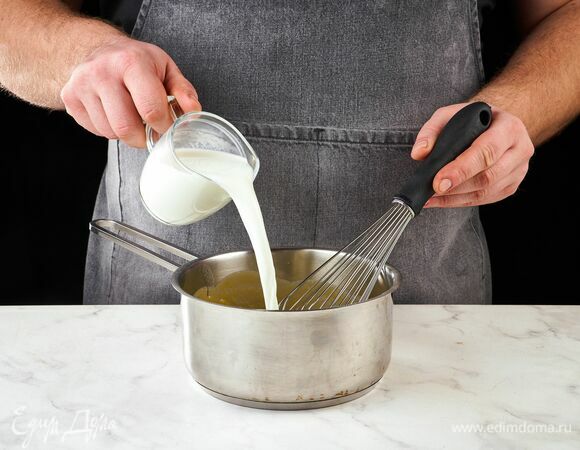 В полученную массу постепенно добавляйте молоко, постоянно помешивая венчиком. Консистенция соуса должна быть похожа на густую сметану.