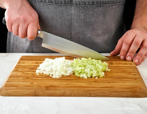 Лук и сельдерей нарежьте мелким кубиком.