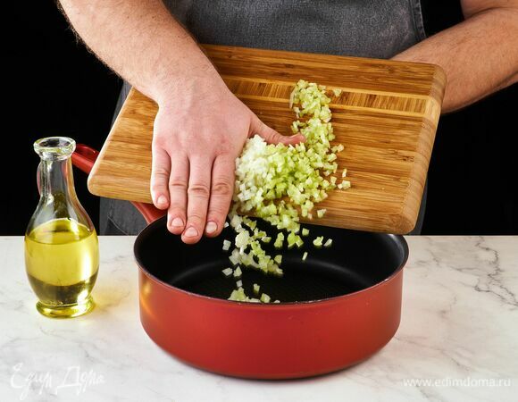 Обжарьте на сковороде с оливковым маслом около 3 минут.