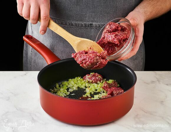Добавьте говяжий фарш ТМ «Стейковка». Жарьте до полуготовности фарша.