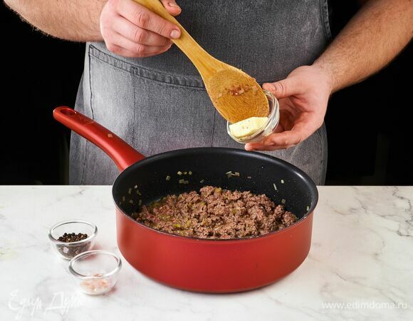 Посолите, поперчите и добавьте 50 г сливочного масла.