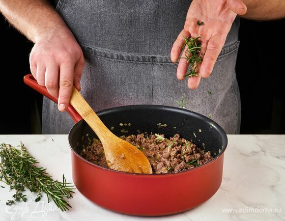 Добавьте свежий тимьян и розмарин. Обжаривайте до готовности фарша.