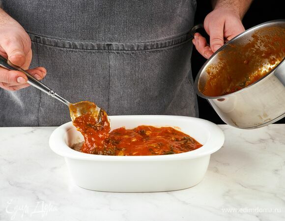 Переложите каннеллони в форму для запекания, полейте томатным соусом.