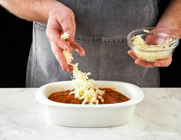 Посыпьте оставшейся моцареллой. Запекайте в духовке при 180°C около 20 минут.