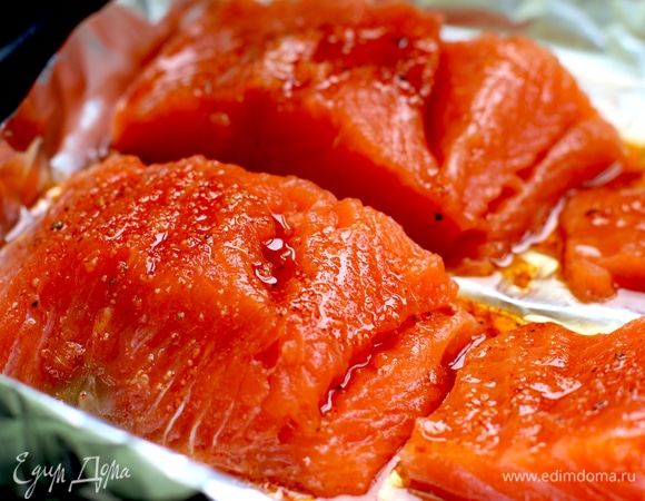 Промойте рыбу, снимите кожу. Разделите на 4 части поменьше, посолите и поперчите. Смешайте ингредиенты для маринада и смажьте им кусочки рыбы. Оставьте мариноваться на 30 минут, затем переложите в жаростойкую форму (я сделала форму из фольги с бортиками). Рис отварите, смешайте с нарезанным зеленым луком.