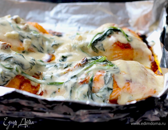 Затем размешайте крахмал в ложке холодной воды и вылейте в соус, чтоб слегка его загустить, перемешайте и прогрейте. Выньте рыбу из духовки, сверху распределите соус.