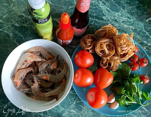 Креветки очистить. Помидоры нарезать. Чеснок измельчить.