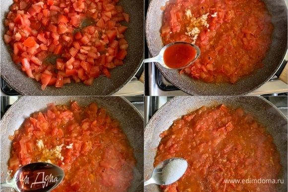 На разогретой сковороде тушить помидоры примерно 6 мин. Добавить чеснок, острый соус, уксус, соль, сахар, черный перец. Перемешать и тушить еще 3–5 мин.