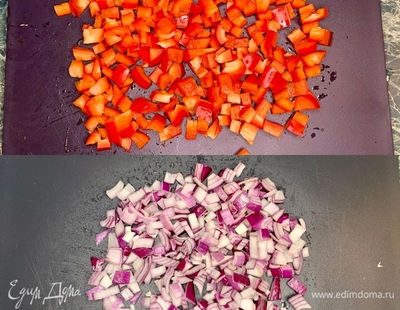Нарезаем кубиками паприку и лук.