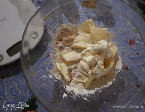 Смешайте муку, масло, сметану, гашеную соду и соль и замесите тесто.