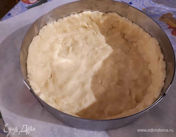 Выложите тесто на противень, сформировав бортики при помощи круга для запекания. Уберите в холодильник минимум на полчаса.