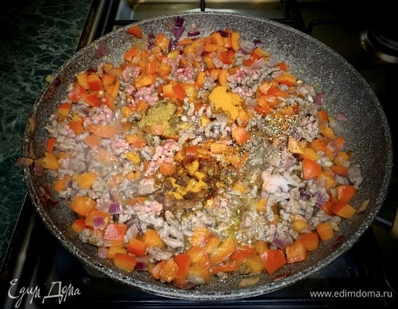 Добавляем соль, кумин, красный, черный перец и перец чили. Жарим до готовности фарша.