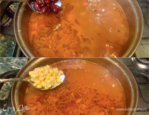 Добавляем фасоль и кукурузу, варим на медленном огне еще 10 мин.