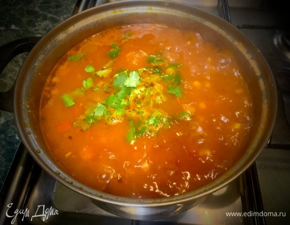 Добавляем измельченную кинзу, выключаем огонь и даем настояться 5 мин. Готово!