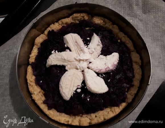 Затем выложите слой пюре. Нарежьте козий сыр на дольки и уложите поверх батата.