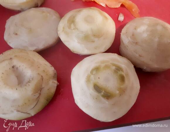 Отварите сердца артишоков (я покупаю замороженные). Артишоки готовы, когда они свободно протыкаются ножом.