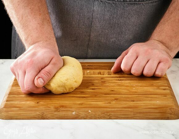 Замесите пластичное тесто. Заверните в пленку и уберите в холодильник на 30 минут.