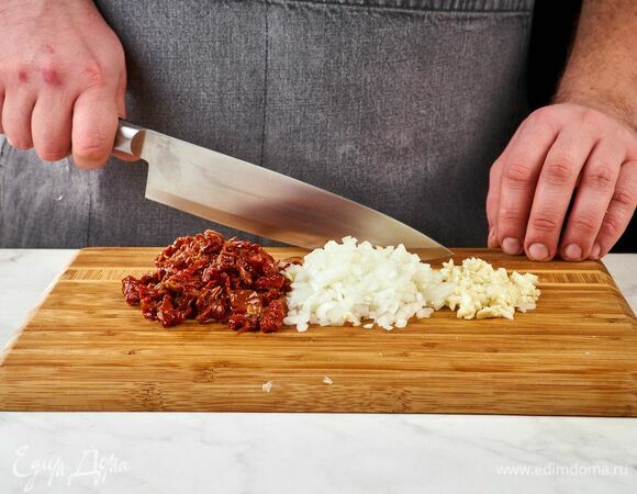 Лук, чеснок и вяленые томаты мелко нарежьте.