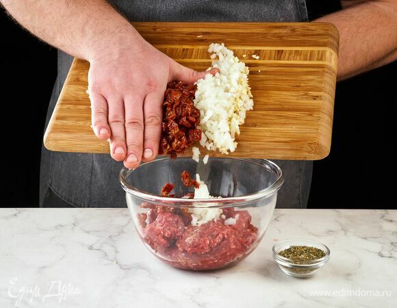 В говяжий фарш ТМ «Стейковка» добавьте итальянские травы и нарезанные ингредиенты.