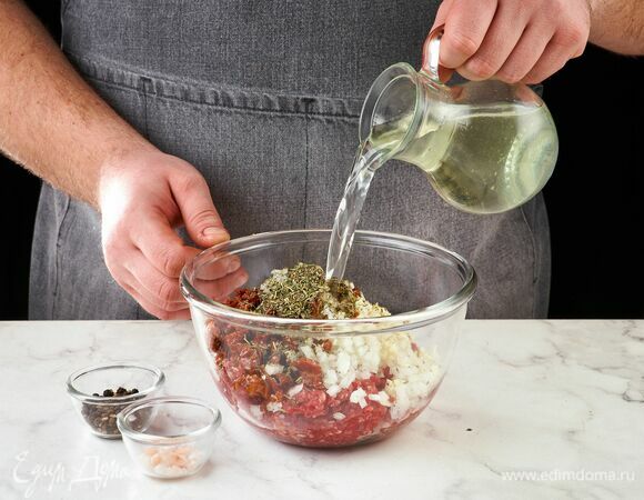 Посолите, поперчите, влейте овощной бульон и перемешайте.