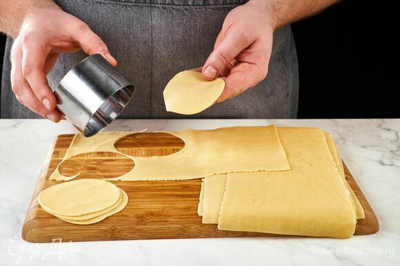 Тонко раскатайте тесто. При помощи формочки вырежьте круглые заготовки.
