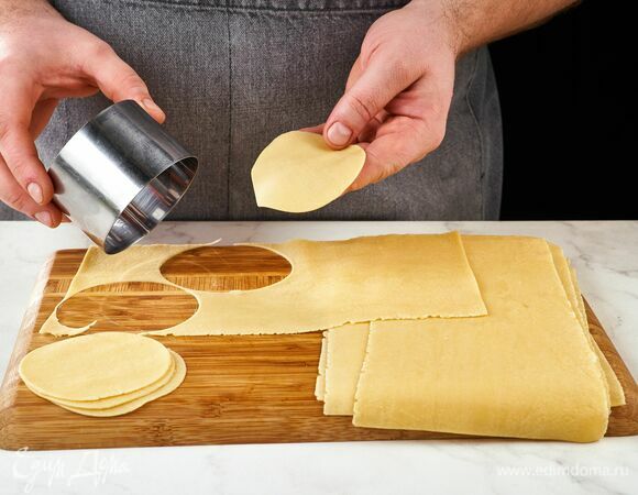 Тонко раскатайте тесто. При помощи формочки вырежьте круглые заготовки.