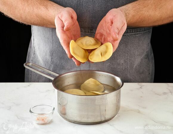 Варите равиоли в подсоленной воде около 5 минут.