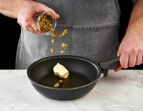 В сковороде растопите сливочное масло, добавьте каперсы, слегка прогрейте.