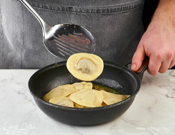 Добавьте к ним отваренные равиоли.