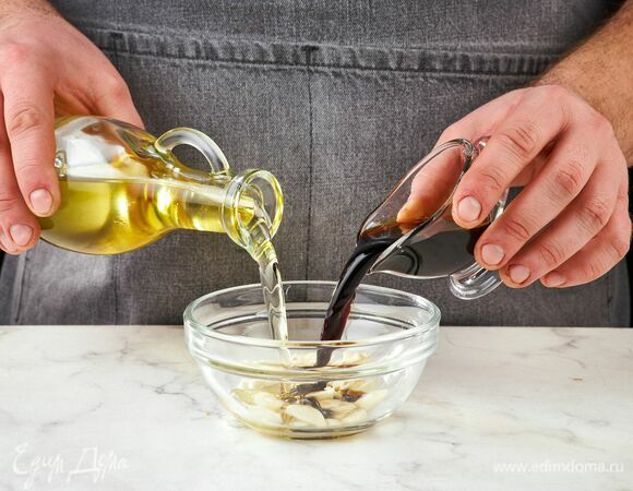 Приготовьте соус. В чаше смешайте нарезанный тонкими слайсами чеснок, оливковое масло и соевый соус.