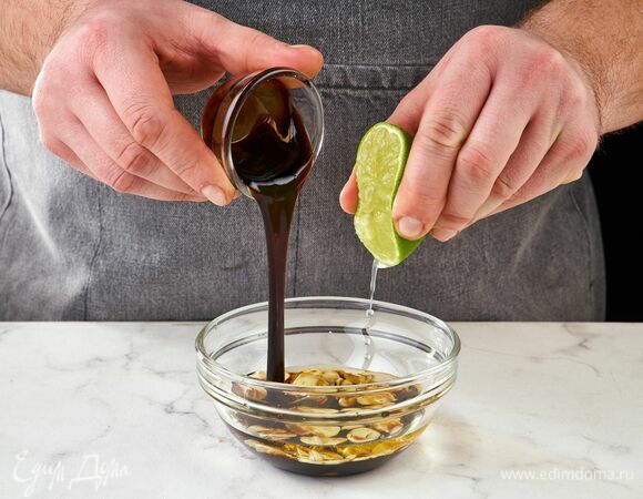 Выжмите сок половины лайма и добавьте бальзамический крем. Перемешайте.